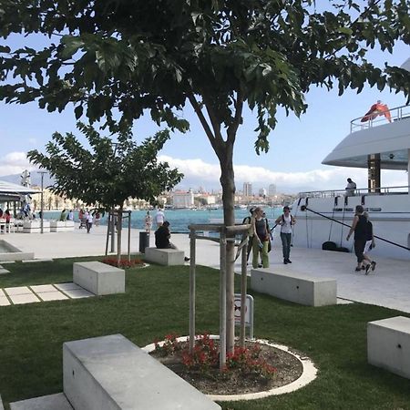 Beachfront Apartment Milan, With Balcony Split Bagian luar foto