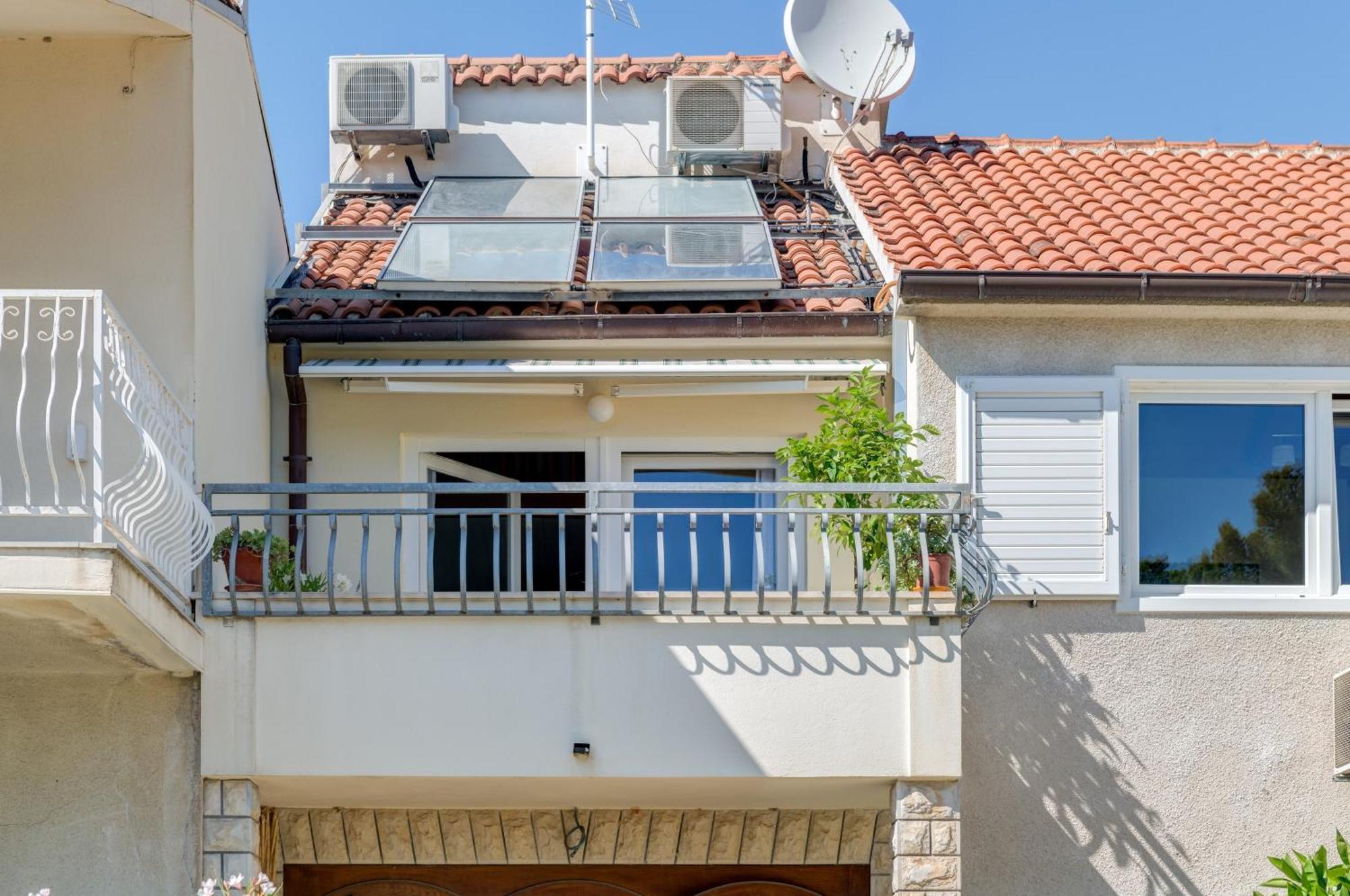 Beachfront Apartment Milan, With Balcony Split Bagian luar foto