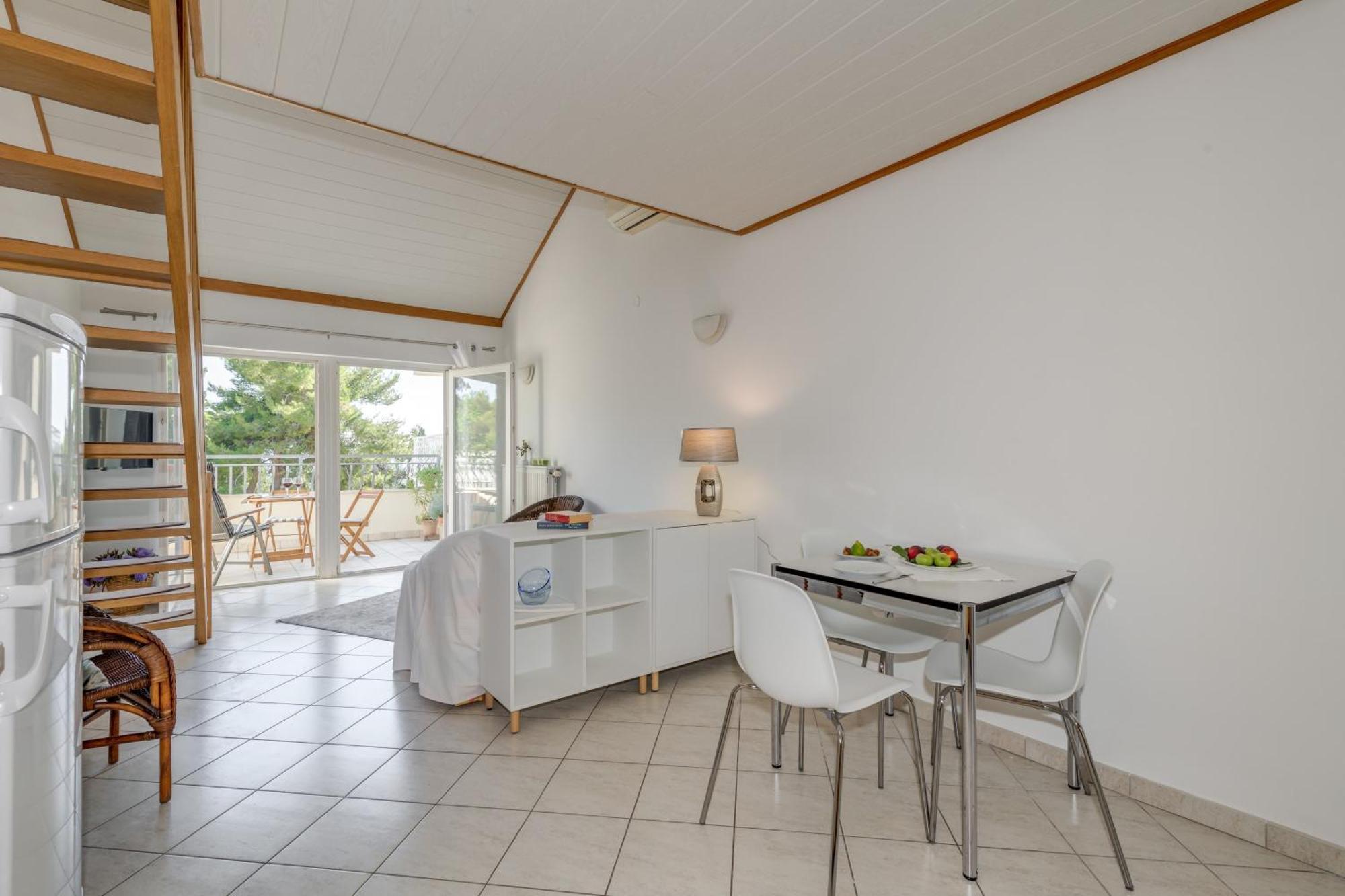 Beachfront Apartment Milan, With Balcony Split Bagian luar foto