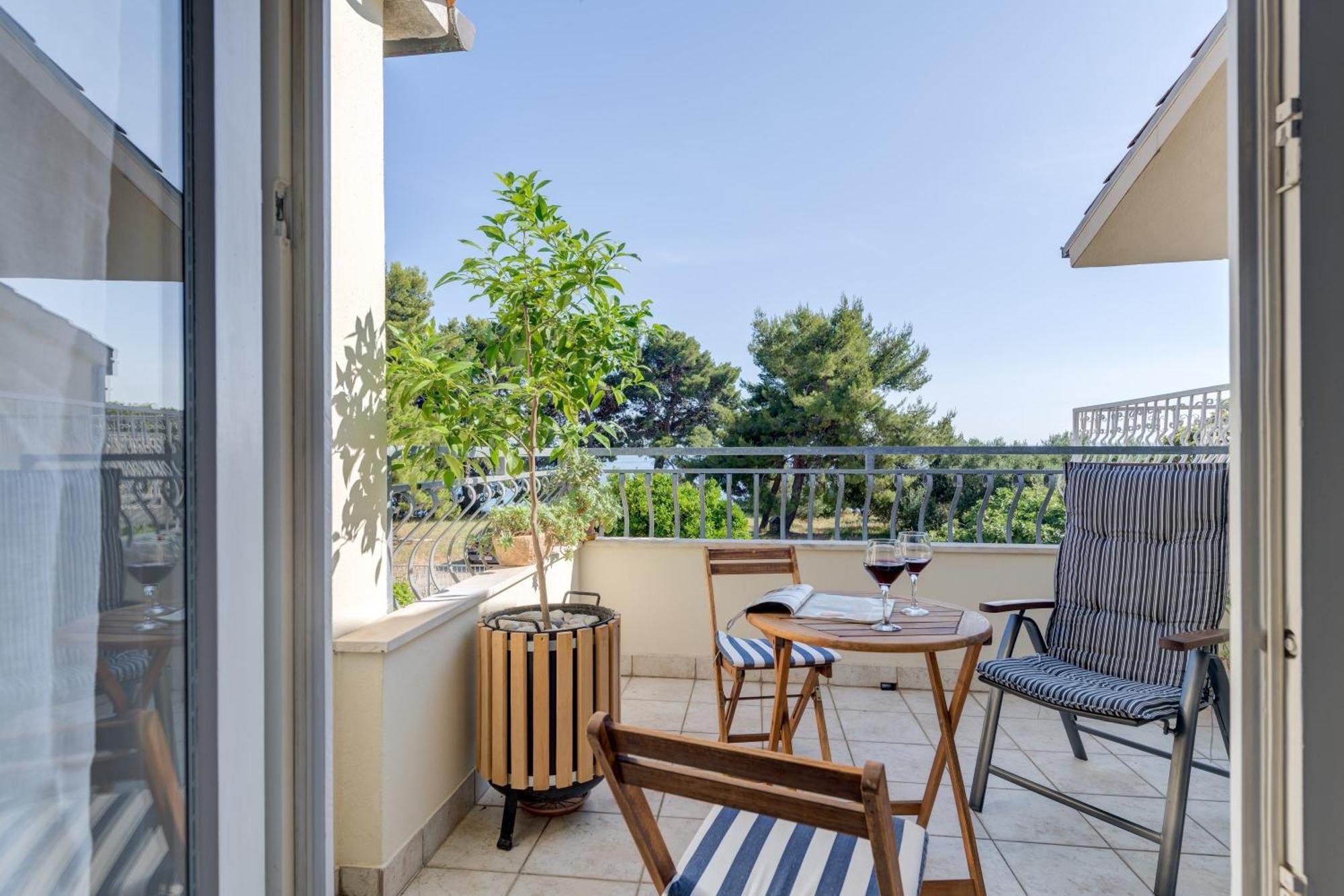 Beachfront Apartment Milan, With Balcony Split Bagian luar foto